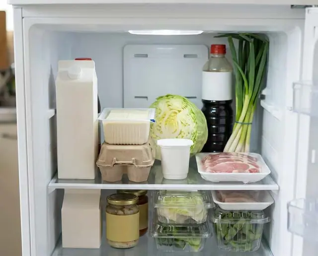 冰箱內部：鮮奶、雞蛋、高麗菜、青蔥、醬油和豬肉